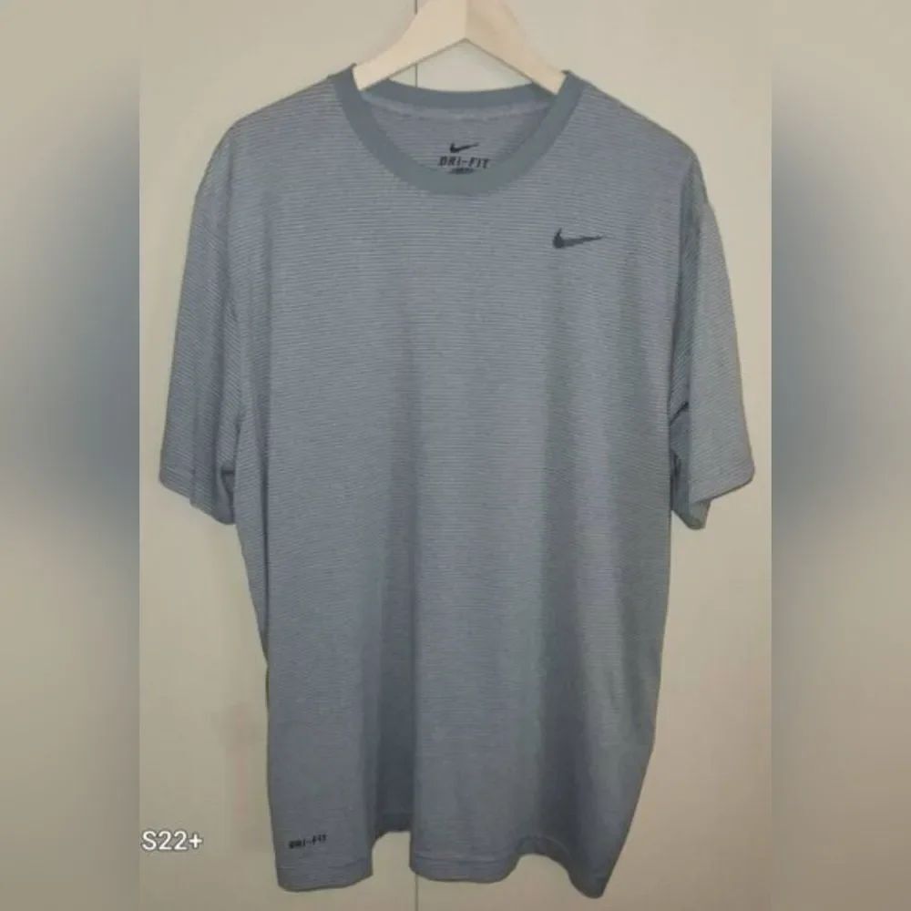 E53 Nike Men's Short Sleeve Crew Neck Athletic T-shirt in Light Gray Stripes